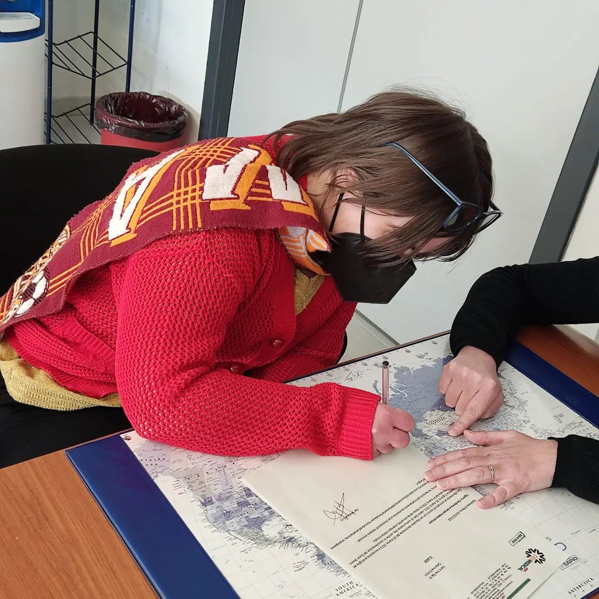 DopodiNoi's tweet photo. La volontà di scommettere sulle risorse di Cate si è trasformata nella firma di un CONTRATTO A TEMPO INDETERMINATO in Cermedical. È stato un lavoro di scambio e di confronto continuo con il suo capufficio (fantastico)  e la sua (mitica) educatrice Daniela, ma che emozione! https://t.co/nWEKrtWRyN