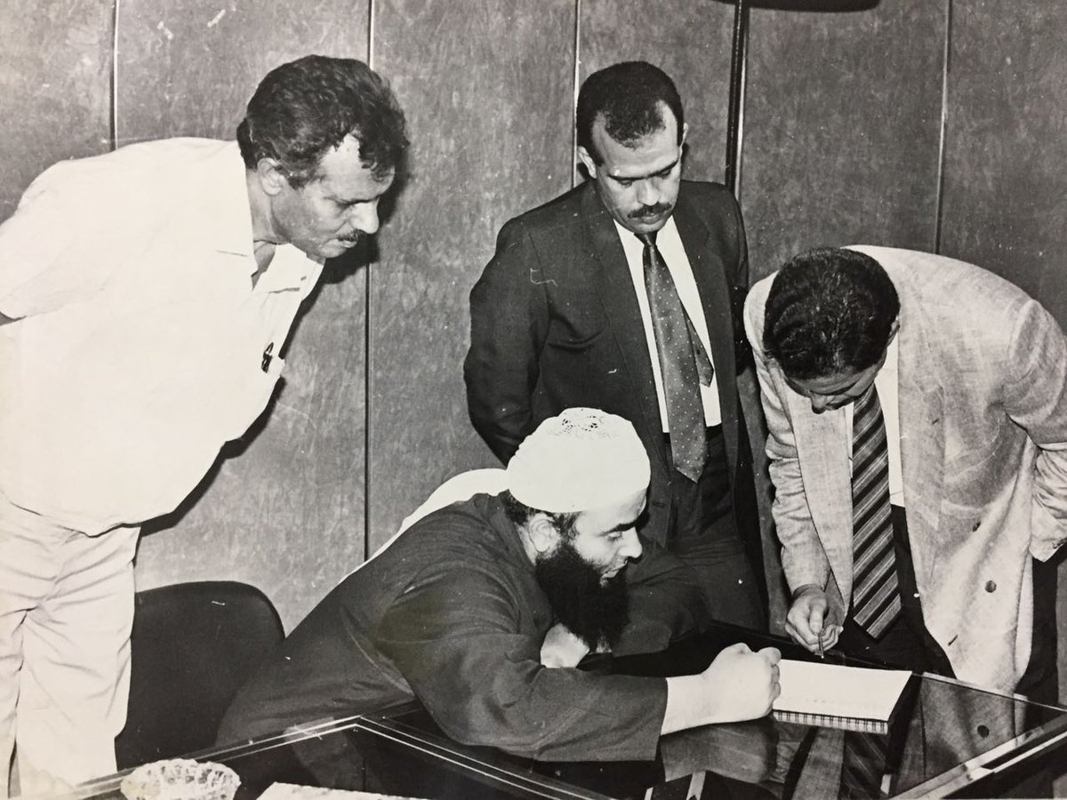 مبروك لصديقي رجل الاعمال محمد لطفي منصور شرائه نادي تشيلسي وربنا يتم الصفقة على خير وفى الصورة من اربعين سنة كنا نوقع سويا اكبر صفقة حدثت فى مصر وقتها وكنت انا الشاري فسبحان الله عندما يرزق من يشاء بغير حساب بس فيه ناس بتنسى التاريخ للاسف الشديد مع ان التاريخ مسجل صوت وصورة