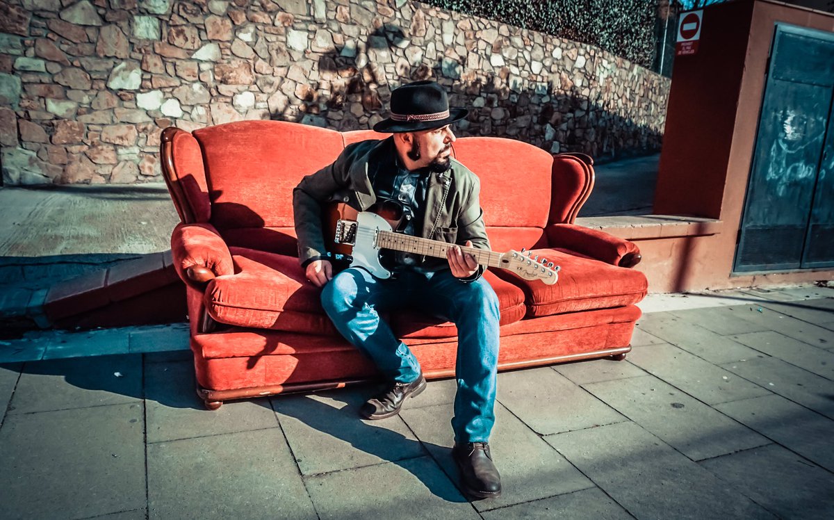 💥A ver colega, yo no sé en qué estás pensando… Déjate de tanto rollo y échate al rollo de una vez💥

El concepto fotográfico es bueno, pero vaya, la instantánea podría ser mejor… hace unos días me encontré un #sofá al lado de casa, abrí la funda de mi guitarra y posado exprés.