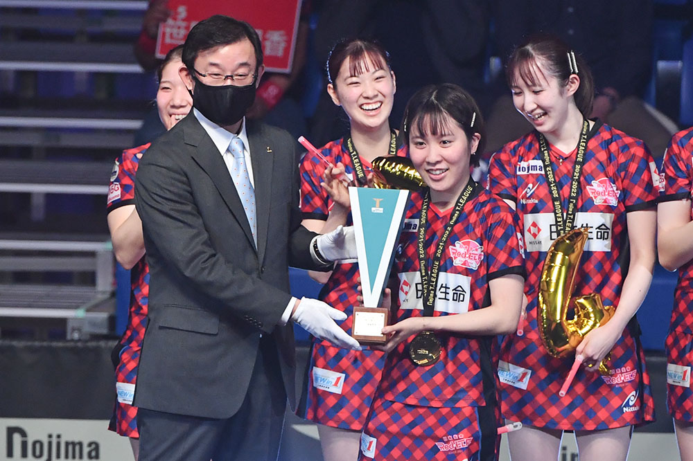 tvtokyo_tt's tweet photo. #Tリーグ 2021-2022シーズン
🏆優勝 #日本生命レッドエルフ

MVPは #平野美宇 ✨✨

#卓球 
PHOTO:Itaru Chiba https://t.co/lbL5ACmsP9