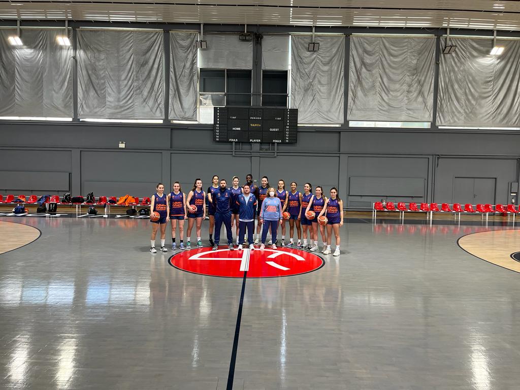 🇬🇷🏀💪 ¡Tiempo de entrenar!

Las 𝐜𝐚𝐝𝐞𝐭𝐞𝐬 tienen su primera toma de contacto con la pista donde debutarán esta noche ante el Panteras de Kavala en el torneo internacional contra la violencia de género ♀️