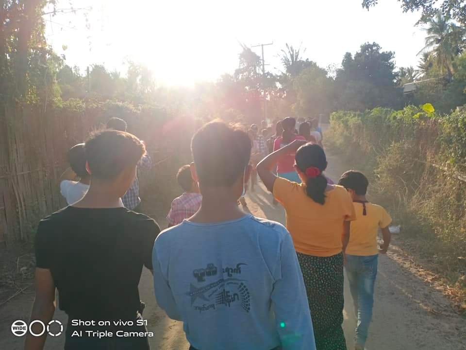 KaungKhantHto10's tweet photo. Locals of Yinmarpin tsp, continued in protest to overthrow the genocidal military dictators with the banner of "Our village doesn't look for a Savior"

#CivilianCasualtiesByJunta
#2022Mar4Coup
#WhatsHappeningInMyanmar https://t.co/lRzB9276Z7