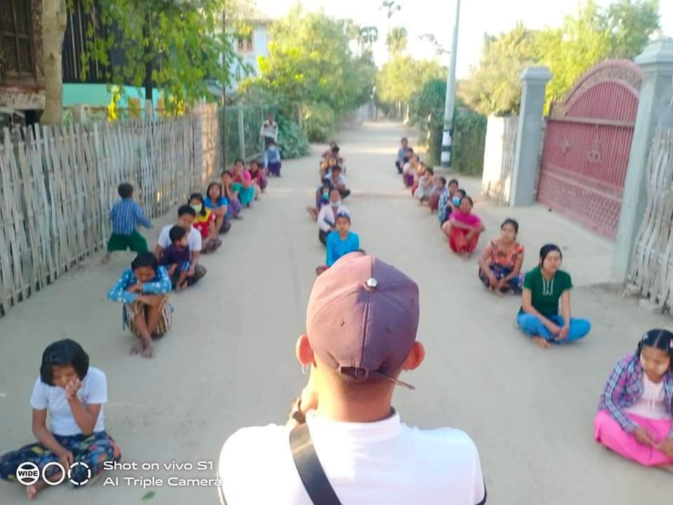 KaungKhantHto10's tweet photo. Locals of Yinmarpin tsp, continued in protest to overthrow the genocidal military dictators with the banner of "Our village doesn't look for a Savior"

#CivilianCasualtiesByJunta
#2022Mar4Coup
#WhatsHappeningInMyanmar https://t.co/lRzB9276Z7