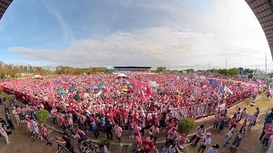 bamaquino's tweet photo. Ang Cavite, Pinipili si Leni! 🌸

Grabe ang ipinadama niyong pagmamahal sa ating tambalang Leni-Kiko! Hinding hindi namin sasayangin ang inyong tiwala. Makasisiguro tayo na patuloy lang ang pagtindig para sa Gobyernong Tapat, #AngatBuhayLahat!

[1/2] https://t.co/cRb7Dmlkfu