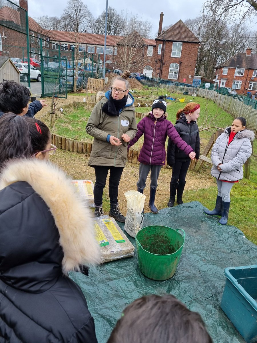 Goodall_Miss's tweet photo. 5DG helping out with the garden project. @UplandsManor https://t.co/2hYoN9HK1S