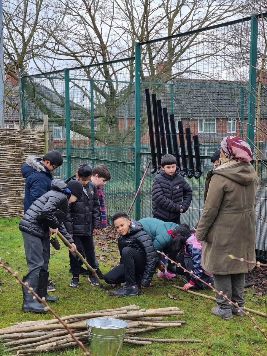 Goodall_Miss's tweet photo. 5DG helping out with the garden project. @UplandsManor https://t.co/2hYoN9HK1S