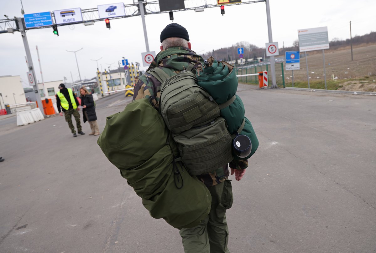 🇺🇦 A man who said his name is Ian, who is from a town near Liverpool and is 61 years old, but who did not want to be otherwise identified, prepares to enter Ukraine to join the fight against the Russian army at the Medyka border crossing on March 3, 2022 at Medyka, Poland.
1/2