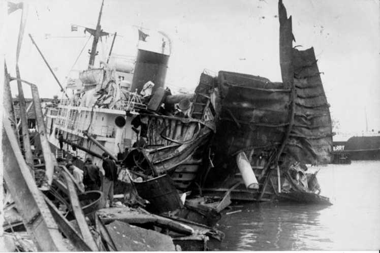 #Hoy #Cuba recuerda con dolor el criminal sabotaje realizado el #4DeMarzo de 1960 al buque francés La Coubre, maniobra orquestada por el Gobierno de los #EEUU contra nuestro país, que dejó un saldo de un centenar de víctimas.
#CubaViveEnSuHistoria
#TenemosMemoria