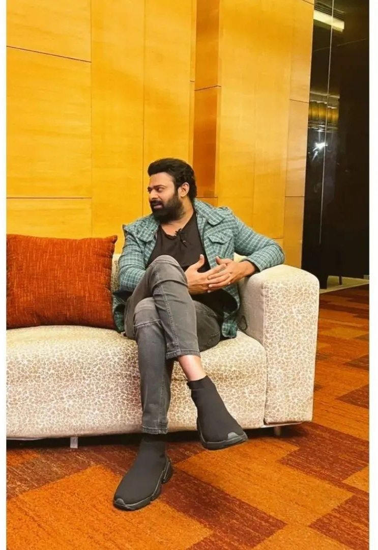 Vaishali695's tweet photo. #Prabhas  in full #SWAG in #Chennai .

Baithane me #RoyalSwag ....

Baat karne ka  #RoyalAndaz 

And 

Khade rahne ka #RoyalStyle 

#RadheShyam
#RadheShyamChennaiPromotions 
#RadheShyamOnMarch11th 
#RadheShyamRampageMonth https://t.co/13LmNnkTla