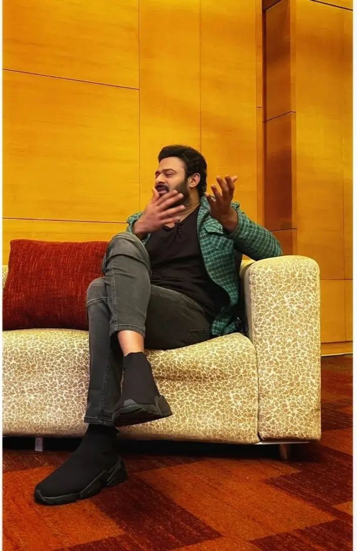 Vaishali695's tweet photo. #Prabhas  in full #SWAG in #Chennai .

Baithane me #RoyalSwag ....

Baat karne ka  #RoyalAndaz 

And 

Khade rahne ka #RoyalStyle 

#RadheShyam
#RadheShyamChennaiPromotions 
#RadheShyamOnMarch11th 
#RadheShyamRampageMonth https://t.co/13LmNnkTla