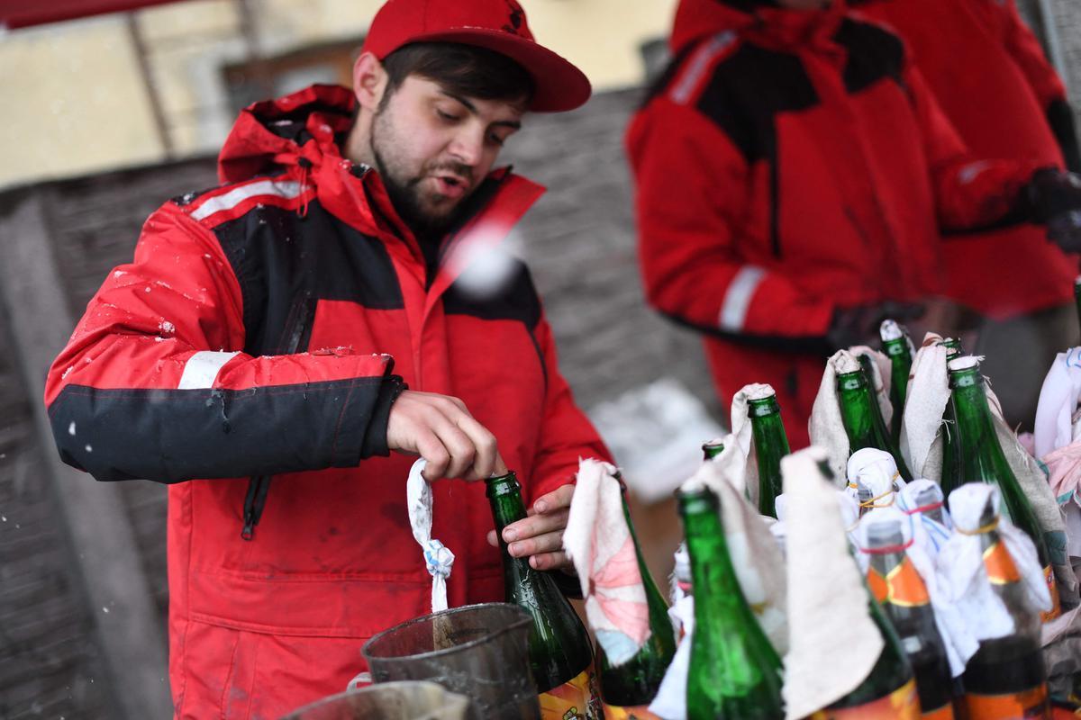 Guerre en Ukraine : trois choses à savoir sur le cocktail Molotov, l’arme du peuple sudouest.fr/international/…