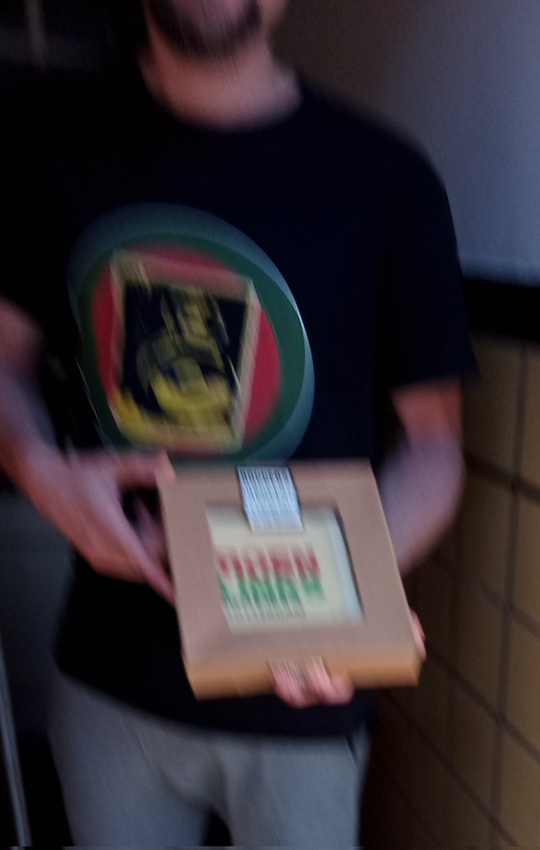 Daarnet het ik de laatste taart voor #complimentendag bij <a href="/NoutvanderVaart/">Nout van der Vaart</a> van <a href="/GeenolieuitRdam/">Stop Oliewinning Rotterdam</a> langs gebracht. SOR krijgt een compliment voor het broodnodige verzet tegen de plannen van de NAM om onder Charlois door te gaan met boren.

Alleen de foto is een beetje mislukt...