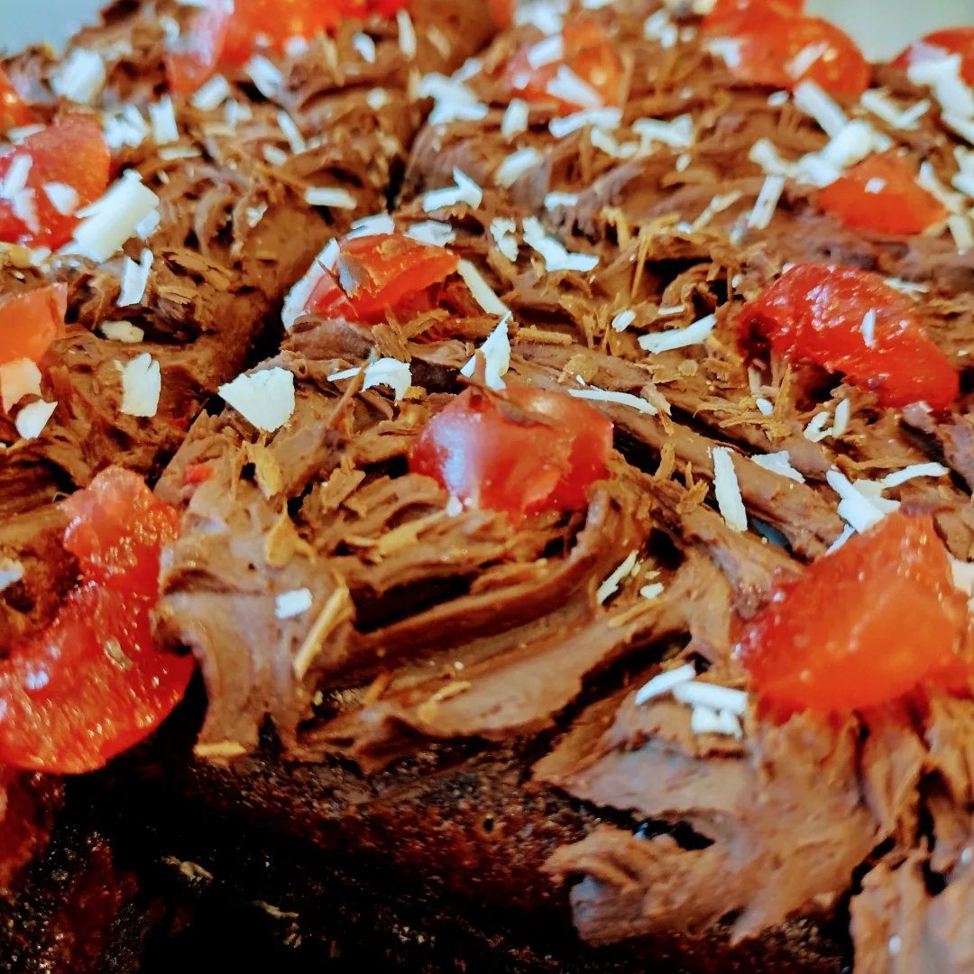 TheVeganPyramid's tweet photo. Some of our sweet offerings in the café... 
All vegan &amp; gluten free 🌱💚
Raspberry Cheesecake...
Chocolate &amp; Cherry Cake...
Banana Bread...
Coffee Cake...
#vegan #plantbased #glutenfree #glutenfreevegan #vegancafe #glastonbury #Somerset https://t.co/XcpWEWuGXZ
