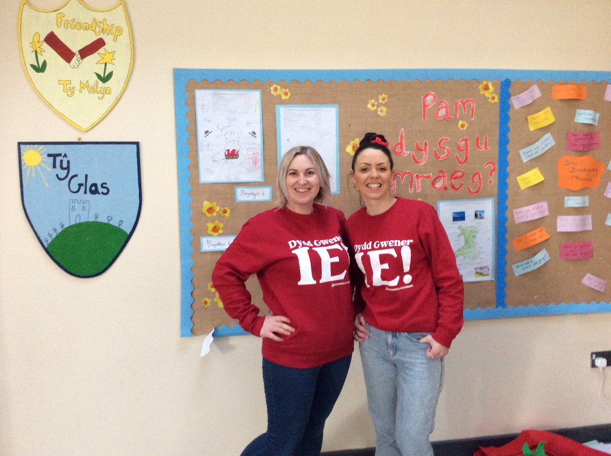 Mrs Fernandez &amp; Miss Tobin are ready for our school Eisteddfod wearing <a href="/BronwenLewis_/">B R O N W E N</a> merchandise. What do you think Bronwen? @MissSTobin <a href="/mrsfhkvprimary/">Mrs FH</a>