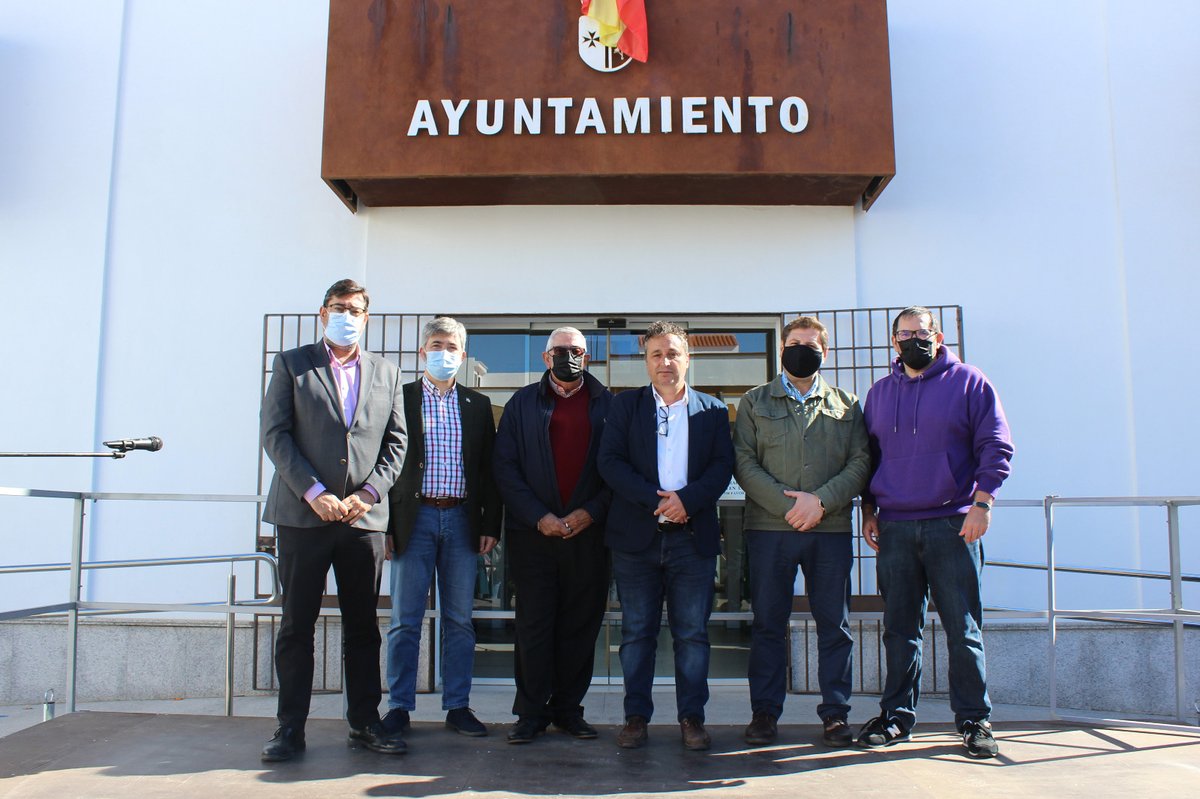 Concentración de 500 personas en  #Tocina Los #Rosales por falta de médicos, con la presencia de <a href="/modestogmcoria/">Modesto González</a> <a href="/fjcalvopozo/">Francisco Calvo Pozo</a>, alcaldes de <a href="/aytovillaverde/">Ayuntamiento de Villaverde del Río</a>, #Peñaflor, #Alcolea y #Utrera