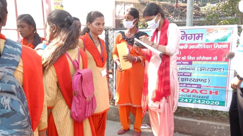 SafeApproachNGO's tweet photo. अवेयरनेस प्रोग्राम स्टील गेट एंड SSNLT महिला कोलेज धनबाद मेल शेल्टर होम स्टील गेट एंड फिमेल शेल्टर होम गोल्फ ग्राउंड धनबाद
#donate  #DONATENOW #SAFEAPPROACH #Awareness   #DHANBAD 😃 https://t.co/JldSTsKkUv