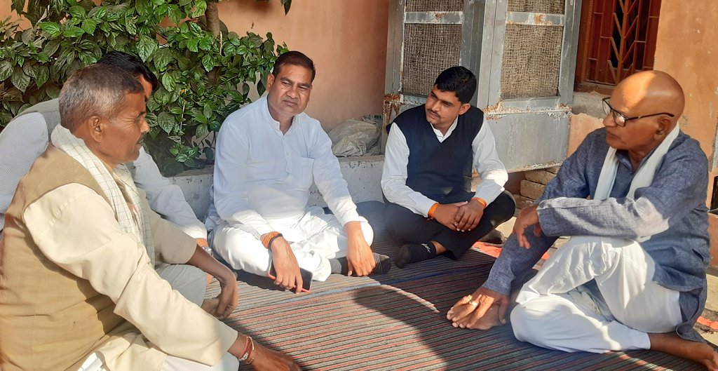 Rajendr91700374's tweet photo. आज आदरणीय श्री @MlaGohad जी विधायक गोहद के साथ एड. प्रवीण गुप्ता जी की दादी के एवं शैलेंद्र सिंह जादौन के पिताजी के निधन होने पर उनके निवास पर पहुंचकर शोक संवेदना व्यक्त की साथ में बड़े भाई श्री @AshishSgurjar जी ब्लॉक अध्यक्ष कांग्रेस कमेटी गोहद मह���श कौशल उपस्थित रहे https://t.co/G4NDCLwbvP
