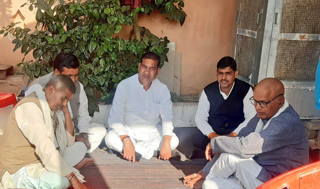 Rajendr91700374's tweet photo. आज आदरणीय श्री @MlaGohad जी विधायक गोहद के साथ एड. प्रवीण गुप्ता जी की दादी के एवं शैलेंद्र सिंह जादौन के पिताजी के निधन होने पर उनके निवास पर पहुंचकर शोक संवेदना व्यक्त की साथ में बड़े भाई श्री @AshishSgurjar जी ब्लॉक अध्यक्ष कांग्रेस कमेटी गोहद मह���श कौशल उपस्थित रहे https://t.co/G4NDCLwbvP