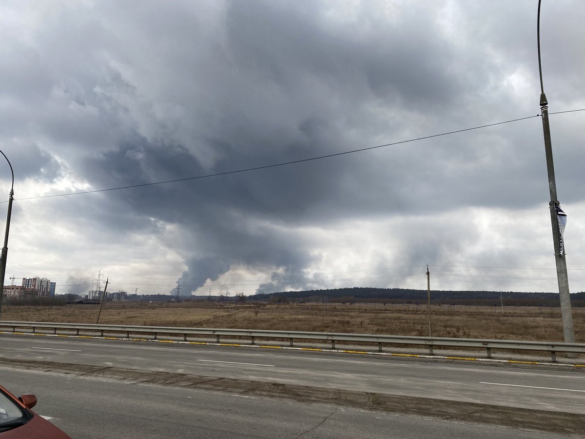 IAPonomarenko's tweet photo. These are not clouds.
It’s the smoke rising over battlefields northwest of Kyiv. https://t.co/jwKY0YlaU5