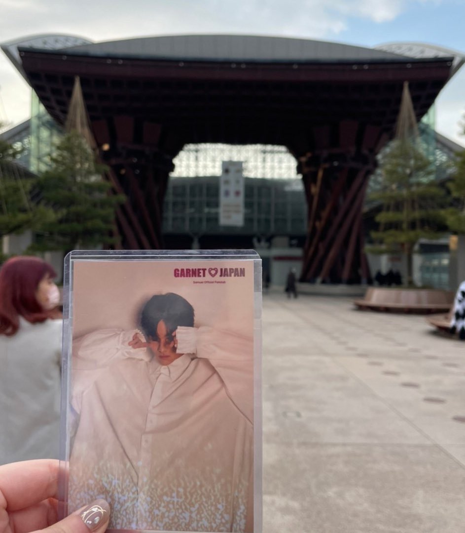 candy_garnet_'s tweet photo. 金沢🤍〜サムエルを添えて〜

①日本三大園の1つ、兼六園にて
② 世界で最も美しい駅の1つ、金沢駅にて
③インスタ映えスポット、21世紀美術館にて（私はポーズがダサすぎて映えなかった）手にサムエル持ってます🐶🎈

#kimsamuel
#김사무엘 https://t.co/AEhhRk7CzE