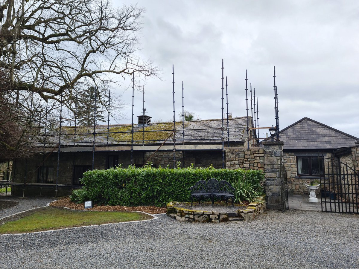 siobhanskitchen's tweet photo. New roof finally starting on the restaurant 👌

#siobhanskitchen 
#Longford 
#IrishCountryHouse 
#VMRestaurant 
#ViewmountHouse https://t.co/ZjMd9NTwxF