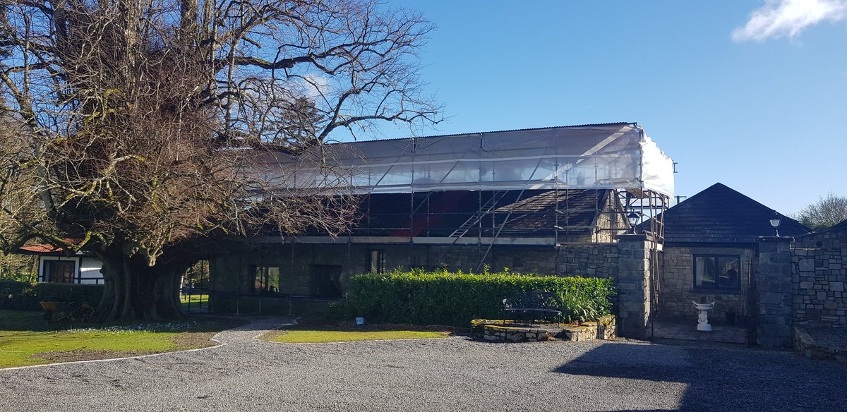 siobhanskitchen's tweet photo. New roof finally starting on the restaurant 👌

#siobhanskitchen 
#Longford 
#IrishCountryHouse 
#VMRestaurant 
#ViewmountHouse https://t.co/ZjMd9NTwxF