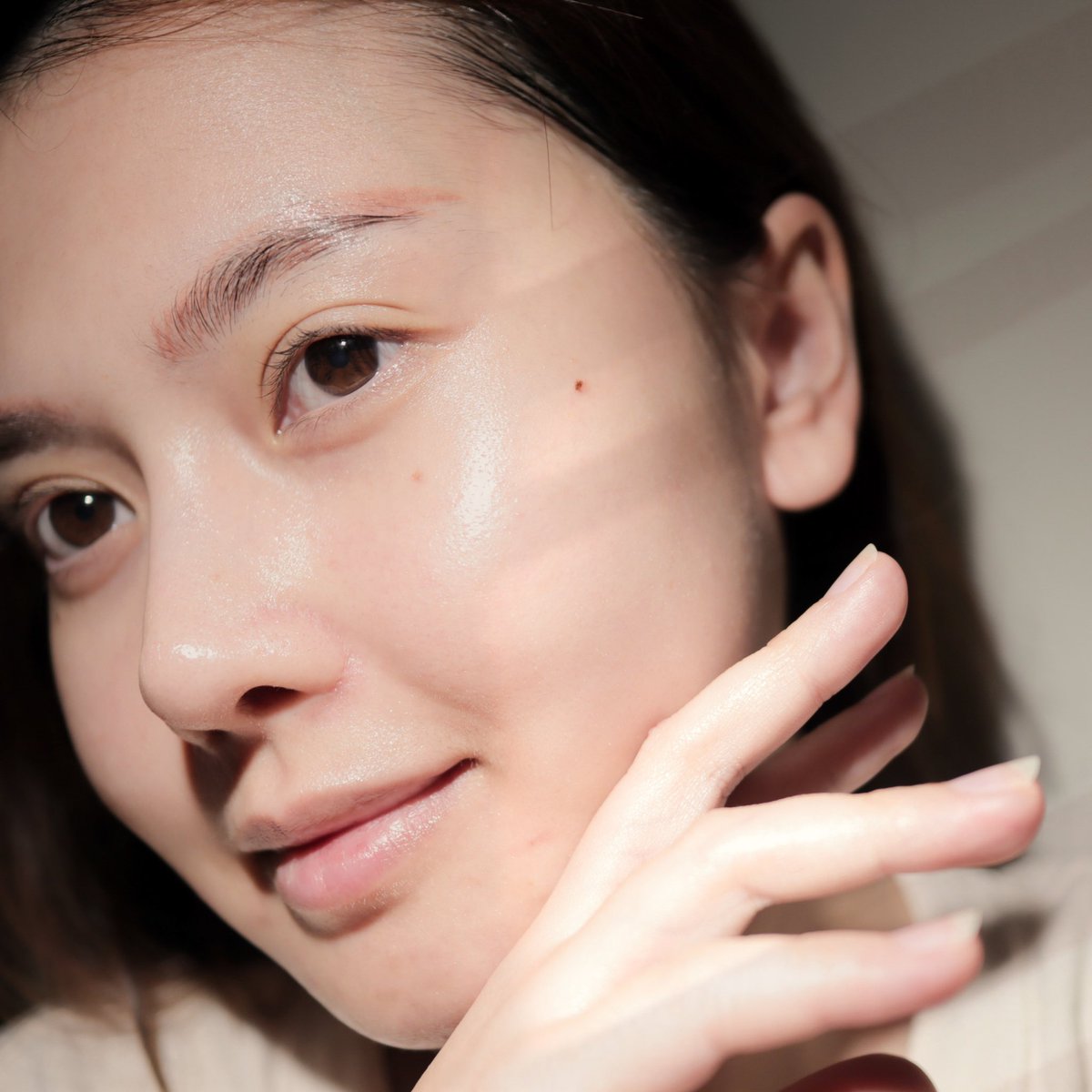 adearabitty's tweet photo. เซรั่มแบรนด์ไทยราคาน่ารักกก Cana serum เป็้นสมุนไพรเกาหลีเลยนะ ตัวนี้จะไปบล็อคการสร้างเม็ดสีเมลานิน ก็จะช่วยลดรอยดำรอยแดงงี้ เนื้อเซรั่มซึมง่าย ทาง่ายมาก ให้ความชุ่มชื่นดีด้วย หลังทาหน้านุ่มเลย ใช้ต่อเนื่องคือรอยแดงจางลงไปชัดมาก ซูมดูคือผิวฉ่ำมาก ประทับใจ
#canaserum https://t.co/7QfKHAbZKi