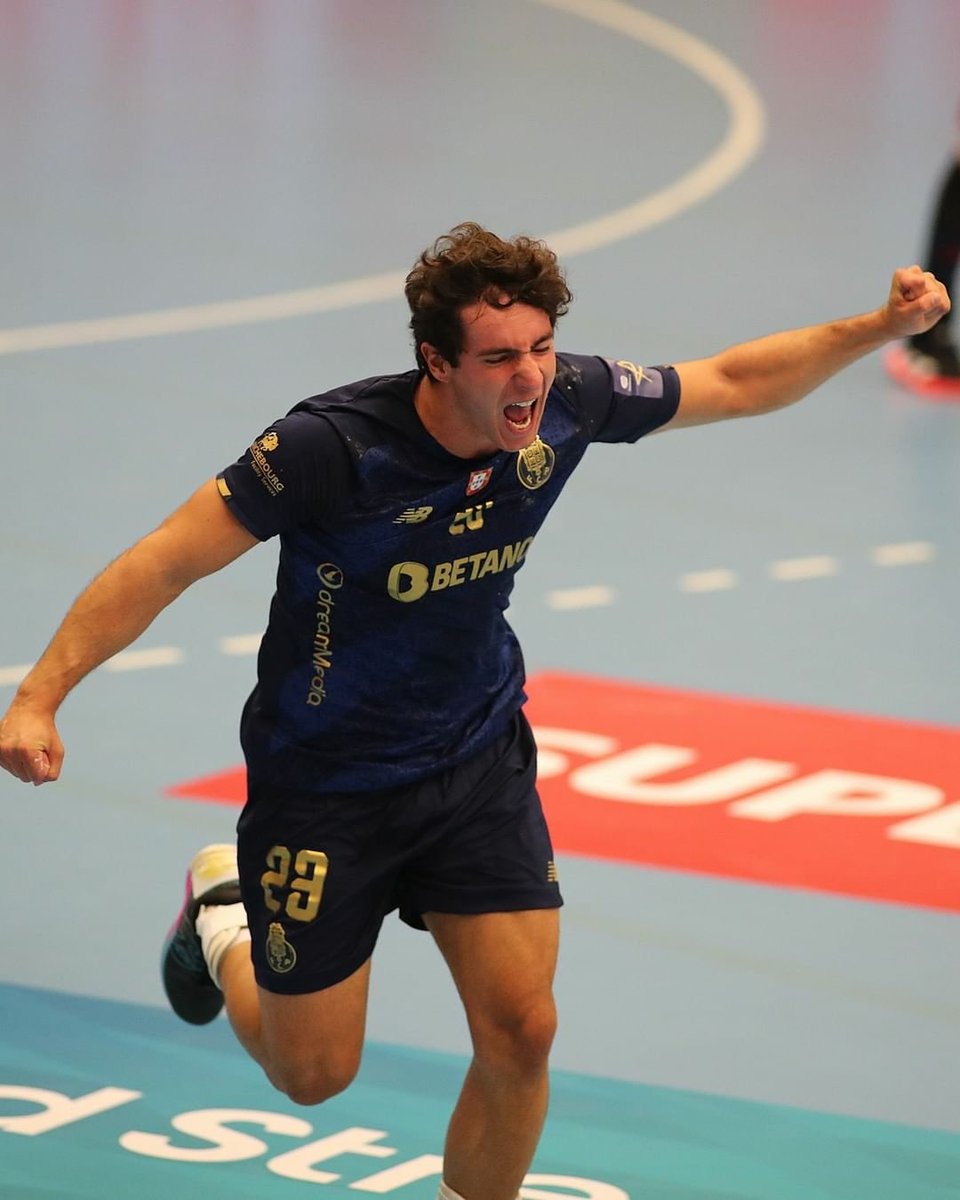 somosportocrl's tweet photo. FC Porto apurou-se para os oitavos de final da Champions em Andebol! 👏👏 https://t.co/DrW1RcSKeW