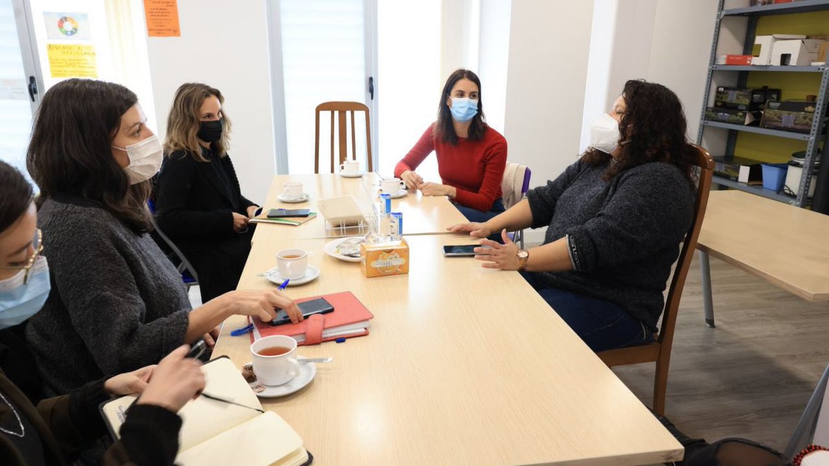 MasMadrid__'s tweet photo. 👉 Pese al abandono de Almeida, asociaciones como @sedoac hacen un trabajo esencial con mujeres migrantes que se dedican al trabajo doméstico y de cuidados.

Hoy nos hemos reunido con ellas. https://t.co/HoIsXtbA0z
