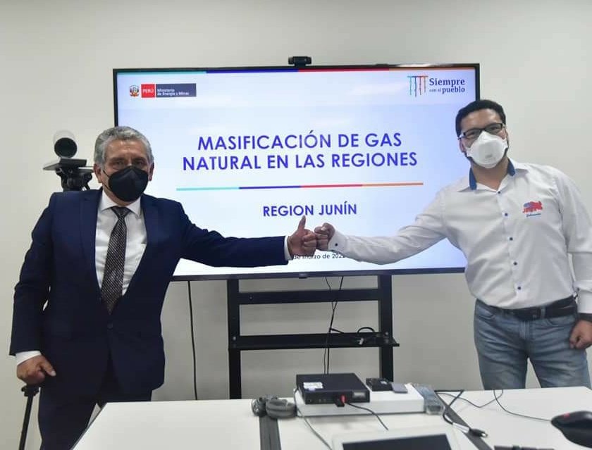 GobiernoJunin's tweet photo. 🔵🔴[#GRJInforma]
La Masificación del Gas será una realidad, fue la conclusión de la reunión entre el Ministro de Energía y Minas y el Presidente de la Mancomunidad Pacífico Centro Amazónica - PACA, Fernando Orihuela. https://t.co/8qU3Ez6LIx