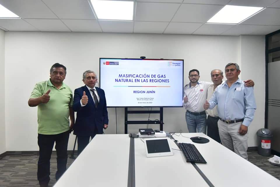 GobiernoJunin's tweet photo. 🔵🔴[#GRJInforma]
La Masificación del Gas será una realidad, fue la conclusión de la reunión entre el Ministro de Energía y Minas y el Presidente de la Mancomunidad Pacífico Centro Amazónica - PACA, Fernando Orihuela. https://t.co/8qU3Ez6LIx