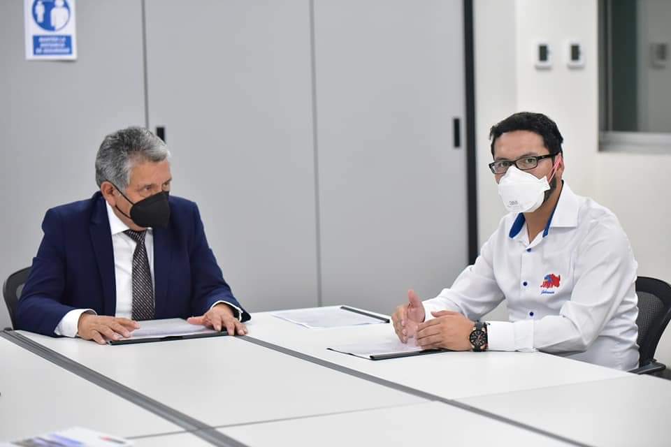 GobiernoJunin's tweet photo. 🔵🔴[#GRJInforma]
La Masificación del Gas será una realidad, fue la conclusión de la reunión entre el Ministro de Energía y Minas y el Presidente de la Mancomunidad Pacífico Centro Amazónica - PACA, Fernando Orihuela. https://t.co/8qU3Ez6LIx