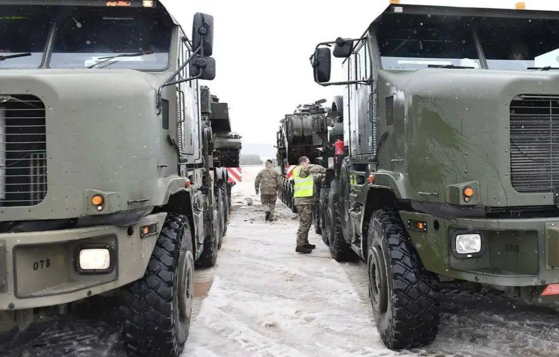 İngiltere, Letonya sınırına çok sayıda Challenger-2 tank ve zırhlı araç sevk etti.

#StopPutinNOW