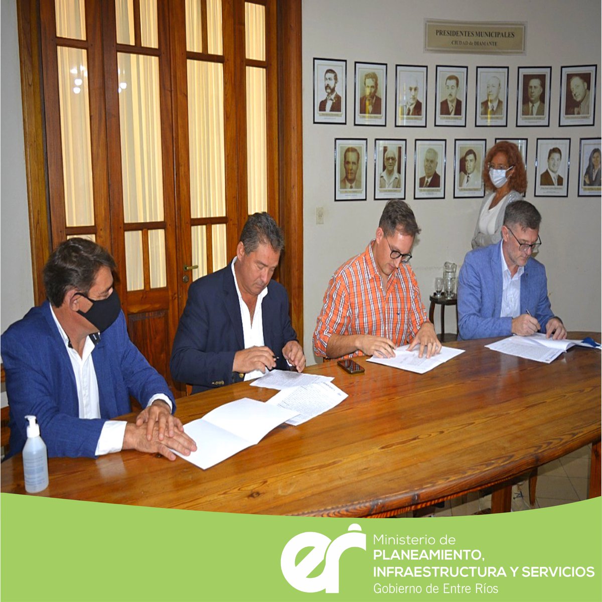 minplan_er's tweet photo. 📝Se rubricó el contrato de inicio de obra de la Terminal de Ómnibus de Diamante. La obra implica un presupuesto de casi 173 millones de pesos. 
📎Noticia completa: https://t.co/8TPZ7g19ER https://t.co/tL1tElRSSf