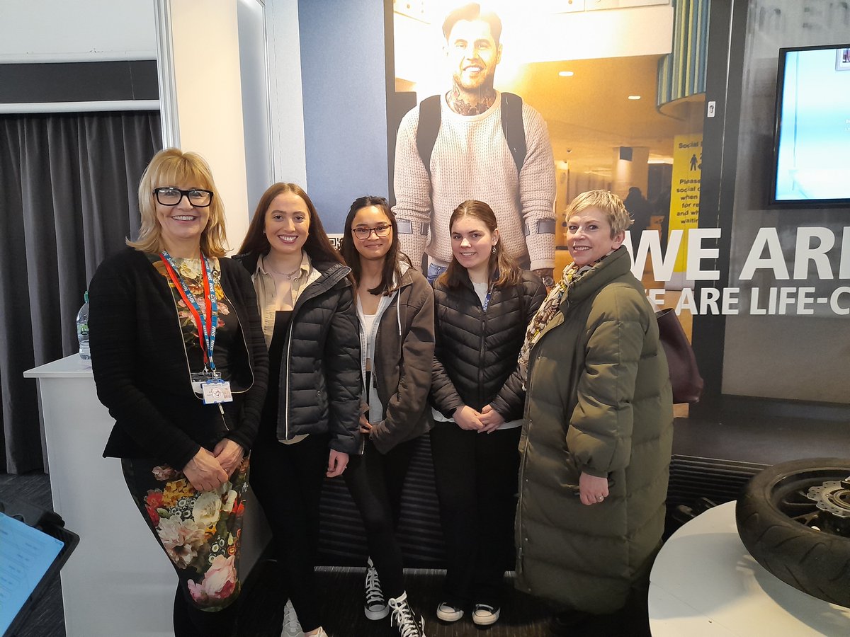 Great to see some of the lovely TLevel students from @ESCHastings at the HEE UCAS careers event at the Brighton Centre today 😀 #tlevels #nhscareers #hee #ucas @JillDurrant3 @Sussex_HCP @thwaites_jayne @UHSxWestApp @JuliaBlaber @AlfieWakeham @fionajlong @KarenHartleyRE