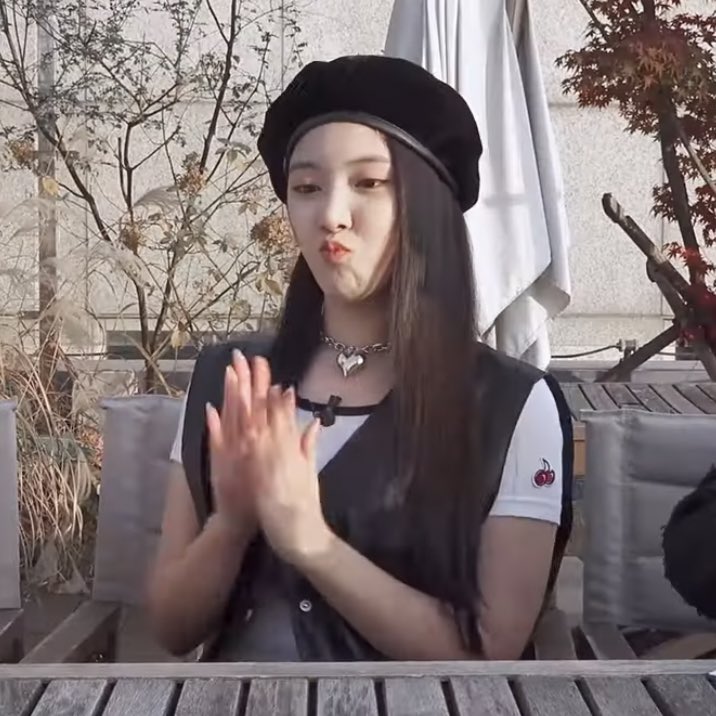 jiwoopics_'s tweet photo. she is so cute omg https://t.co/frVjiZNKPq