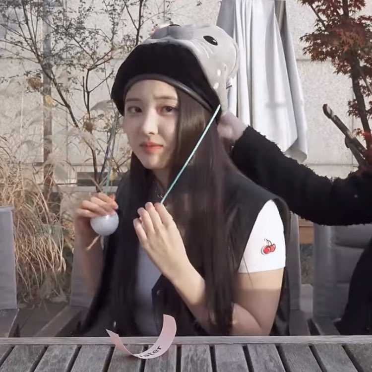 jiwoopics_'s tweet photo. she is so cute omg https://t.co/frVjiZNKPq