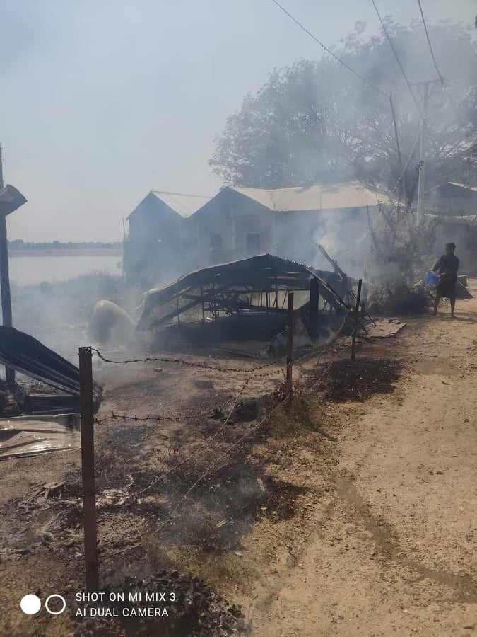 MizzimaNews's tweet photo. မြောင်မြို့နယ် နေပူကုန်းရွာအား စစ်ကောင်စီတပ် မီးရှို့ပြီး အဖိုးတန် ပစ္စည်းများ ယူဆောင်

#နေပူကုန်းကျေးရွာ
#RPG
#စစ်သင်္ဘော https://t.co/fZXHGEoSZY