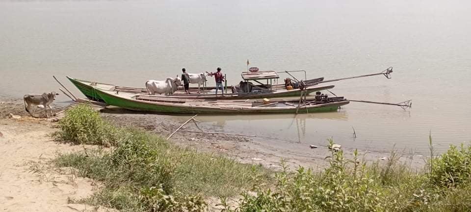 MizzimaNews's tweet photo. မြောင်မြို့နယ် နေပူကုန်းရွာအား စစ်ကောင်စီတပ် မီးရှို့ပြီး အဖိုးတန် ပစ္စည်းများ ယူဆောင်

#နေပူကုန်းကျေးရွာ
#RPG
#စစ်သင်္ဘော https://t.co/fZXHGEoSZY