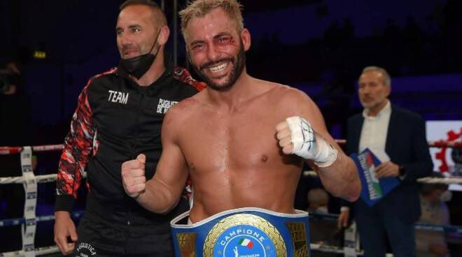 GaeManfredi's tweet photo. Dal Rione Traiano un campione italiano, congratulazioni a Carlo De Novellis che conquista il prestigioso titolo dei pesi medi. Un orgoglio per #Napoli anche fuori dal ring, grazie ‘Carlito’ per il tuo impegno al fianco dei più fragili. https://t.co/8MUbcOfspb