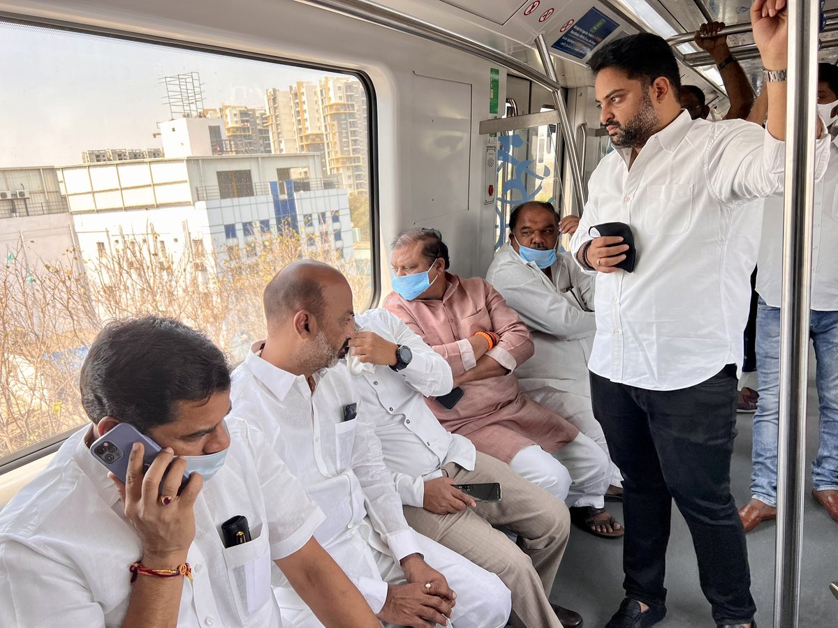 MithunReddyINC's tweet photo. భాగ్యనగరం లో మెట్రో ట్రైన్ ప్రయాణం.
With @bandisanjay_bjp anna
#HydMetroRail
#Hyderabad
#BJP4IND https://t.co/P7ssBRULQE