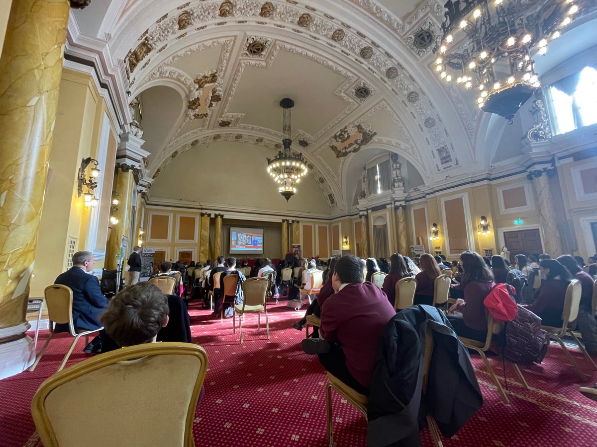 CWCHS_English's tweet photo. They were able to listen to a live debate on stage on the proposition ‘This house believes everyone should be vegetarian’ https://t.co/IKJkpbQTjO