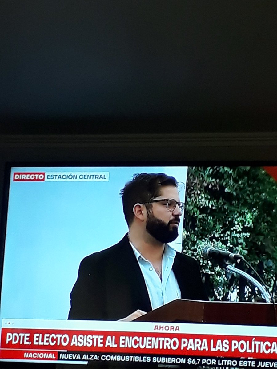RoloRolo21's tweet photo. @gabrielboric que paso??? Tiene una cara de haber trasnochado y la almohada pegada en la cabeza. #Chile https://t.co/07gQ0DEUIo