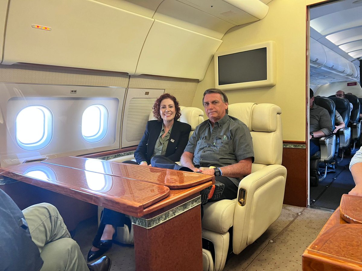 A caminho de São José dos Campos-SP, com o Presidente <a href="/jairbolsonaro/">Jair M. Bolsonaro</a> e Ministro <a href="/tarcisiogdf/">Tarcísio Gomes de Freitas</a>, para celebrar o início do novo contrato de concessão da Nova Dutra/Rio-Santos.

Ao longo do contrato: 220 mil vagas de emprego e R$ 25,6 bilhões em investimentos! 💪🇧🇷