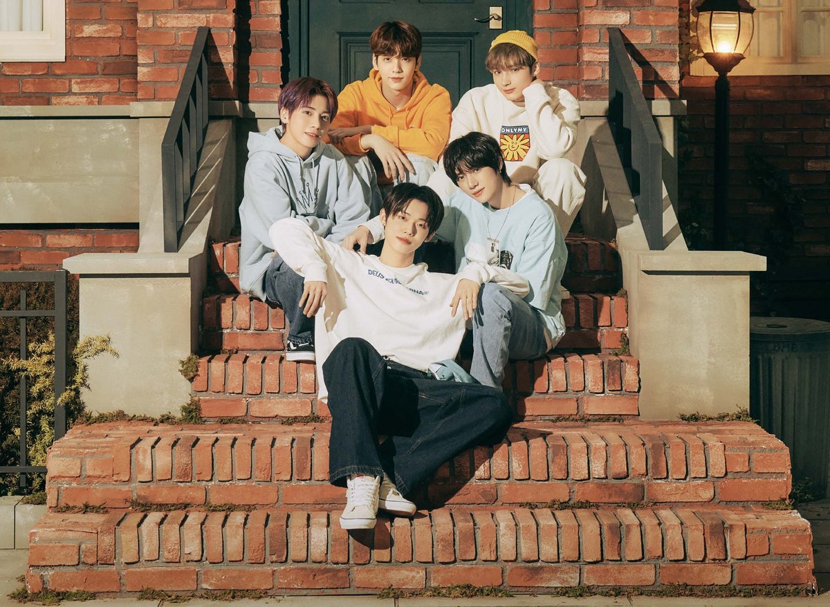 Txt обложка альбома. Альбом txt tomorrow. Альбомы тхт обложки. Альбом txt tomorrow. Тхт fight or escape.