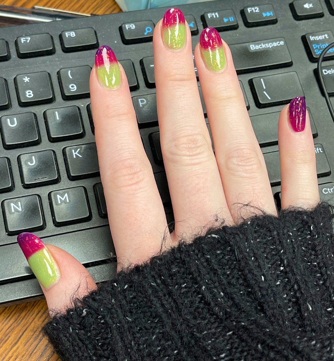 mxkx89's tweet photo. I got it to work briefly after my coworker let me hold her super-warm coffee mug https://t.co/6ss48KBgE6