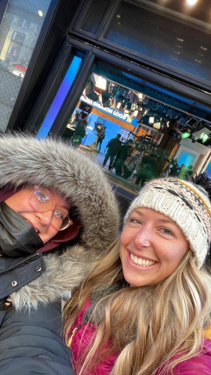 jennaspringer13's tweet photo. @SamHeughan we’re freezing outside @GMA ! Come make our day and take a selfie with us!!!! https://t.co/snFGfkq2Aj