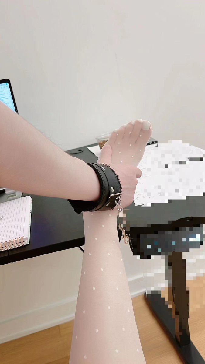 还是更喜欢白色美甲+白丝