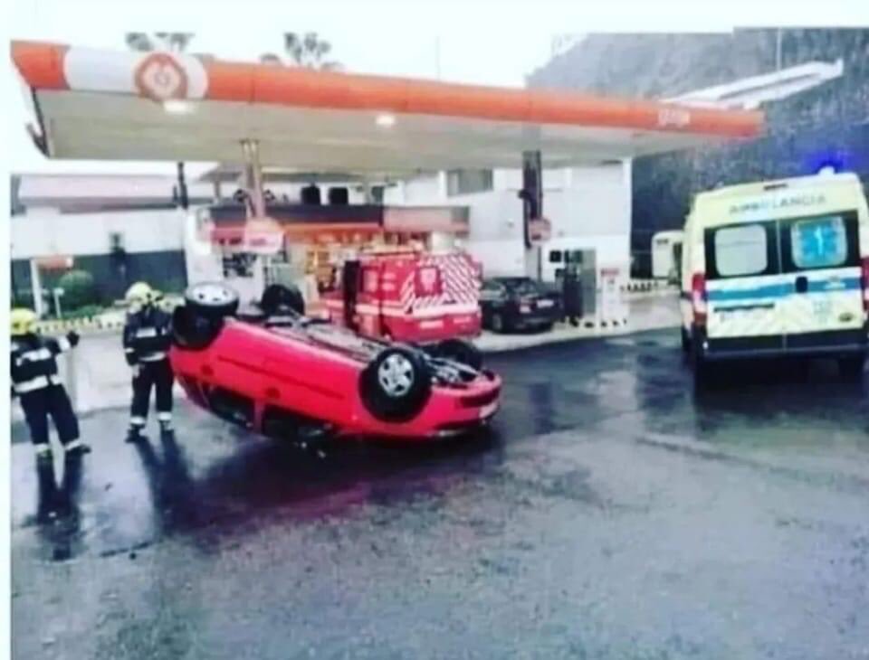 Tam önümüzde, benzin fiyatını gören bir Clio bayıldı.