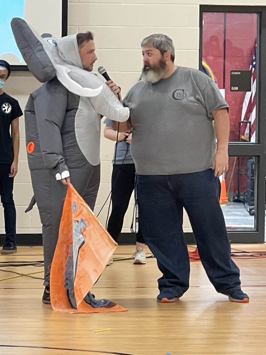 Bence_EDU's tweet image. Incredible day @NewTechCoppell Who’s ready for #SnackerChallenge2022? Come get your Macarons in 300 Hallway #BeautyAndTheBence Serving up goodness for our #nthctribe